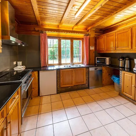 펜션 Comfort Near Durbuy, Cleaning Included
