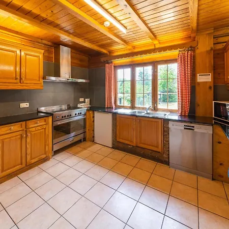 펜션 Comfort Near Durbuy, Cleaning Included